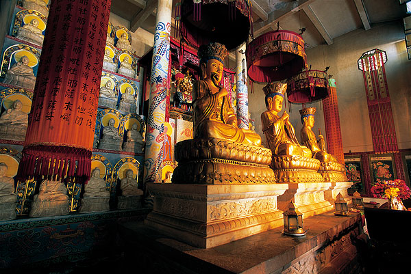 四川乐山峨眉山金顶华严寺大雄宝殿内景