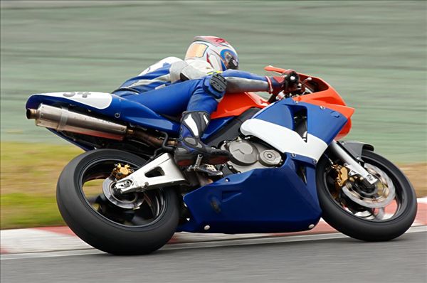 骑摩托怎么才能快速转弯_赛车