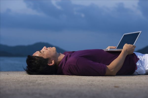 侧面,中年,男人,躺着,海滩,笔记本电脑