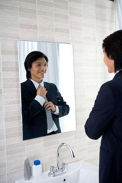 生活用品 >衣服整理  一个男人在浴室内对着镜子整理服装下载相似预览