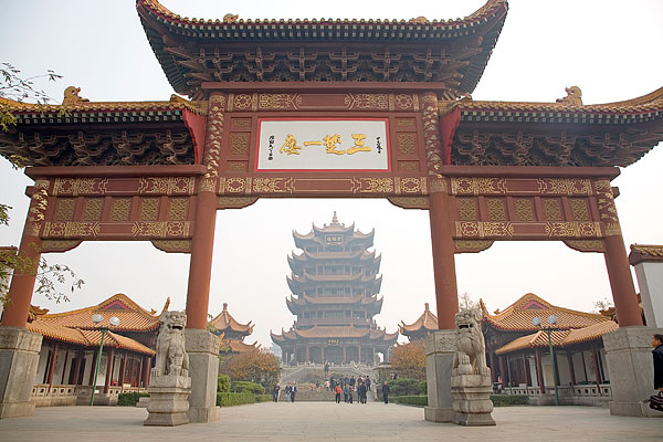闻名全国的古建筑黄鹤楼,位于湖北省武汉市武昌区蛇山顶,享有天下绝景之称,素有天下江山第一楼之美誉。与江西南昌市的滕王阁和湖南岳阳市的岳阳楼并称为江南三大名楼,加山东蓬莱阁并称为中国四大名楼。同时,位列国家旅游胜地四十佳,也是古代文人骚客登临咏诗胜地。登楼眺望,远山近水一览无余。 始建于三国时期吴黄武二年(223年),孙权为实现以武治国而昌(武昌之名由来于此),在形势险要的夏口城(即今天的武昌城西南)面朝长江处,修筑了历史上最早的黄鹤楼。唐时名声始盛。宋画《黄鹤楼图》再现了宋楼的面貌。图中