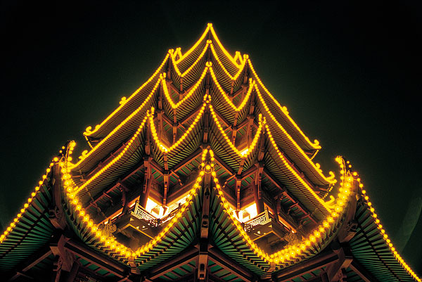 闻名全国的古建筑黄鹤楼,位于湖北省武汉市武昌区蛇山顶,享有天下绝景之称,素有天下江山第一楼之美誉。与江西南昌市的滕王阁和湖南岳阳市的岳阳楼并称为江南三大名楼,加山东蓬莱阁并称为中国四大名楼。同时,位列国家旅游胜地四十佳,也是古代文人骚客登临咏诗胜地。登楼眺望,远山近水一览无余。 始建于三国时期吴黄武二年(223年),孙权为实现以武治国而昌(武昌之名由来于此),在形势险要的夏口城(即今天的武昌城西南)面朝长江处,修筑了历史上最早的黄鹤楼。唐时名声始盛。宋画《黄鹤楼图》再现了宋楼的面貌。图中