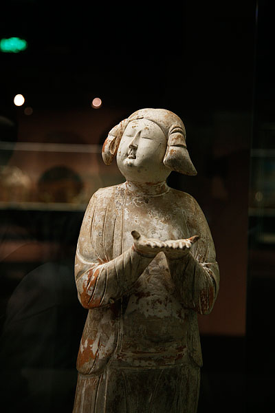西安博物院展厅文物展品-唐代彩绘仕女俑