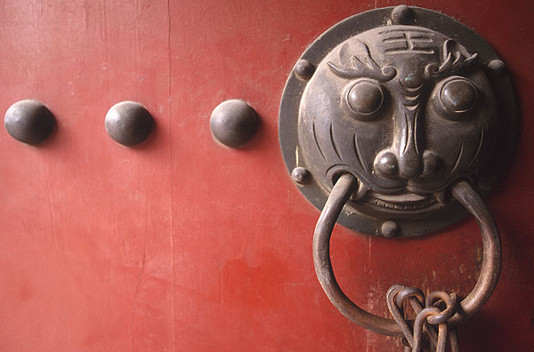 中国传统红色大门上的门环
