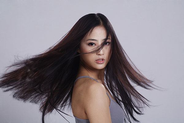 甩动头发的中国年轻女人