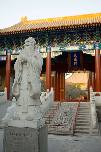 北京国子监孔子雕像图片