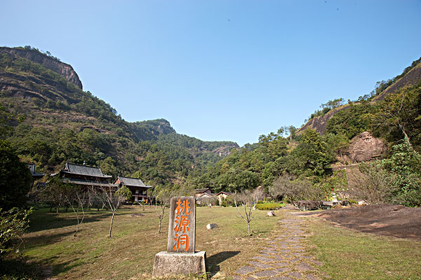 道院问:武夷山最著名的道院答:武夷山最著名的道院,非桃源洞道观莫属