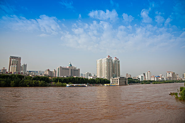 兰州黄河边城市风景