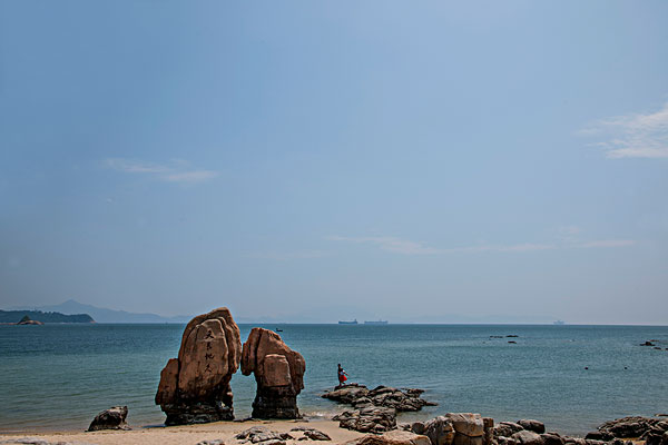 广东省深圳市大梅沙海滨公园黄金海岸线"天长地久"礁石