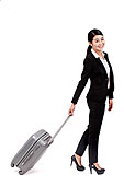 商务女士拖着行李箱_全景网