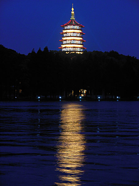 西湖雷峰塔夜景