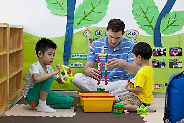 男外教和小朋友一起玩耍