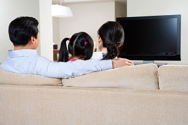 外国一家人看电视|一家人看电视