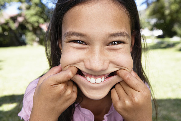 全景图片网:女孩,做鬼脸