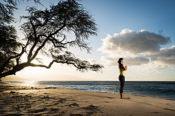 女人树下打坐 东方人物 女性练瑜伽的海滩 女人,实践,瑜珈,海滩,天堂
