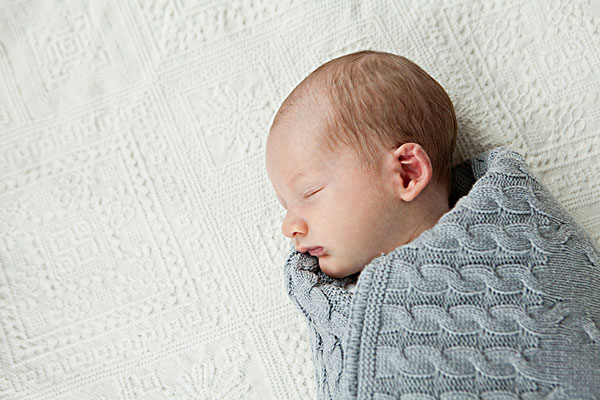  婴儿被弃爬满蚊虫  襁褓无辜生命险遭致命危险