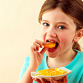 吃橙子的小孩_吃橙子的小孩图片