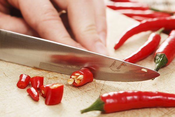 辣椒套在手指上图片|在切辣椒时,用手指肚按着