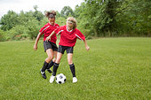 女孩踢足球