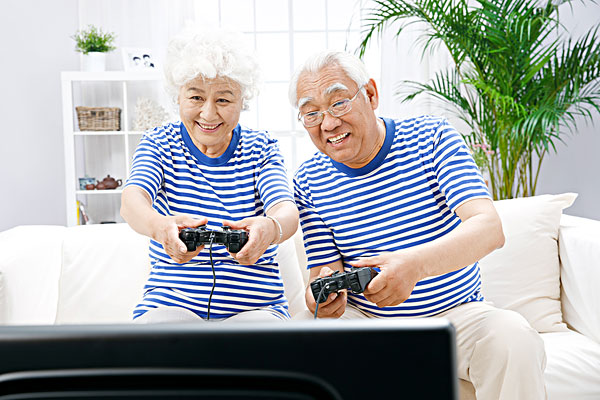 幸福的老年夫妇玩游戏