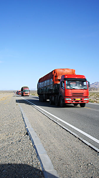 青藏公路上的大货车