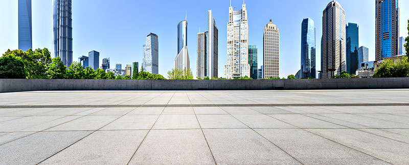 空旷的广场道路和上海城市天际线全景
