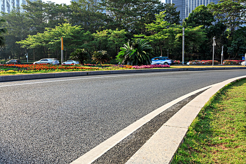 深圳空旷的沥青道路与现代城市风光