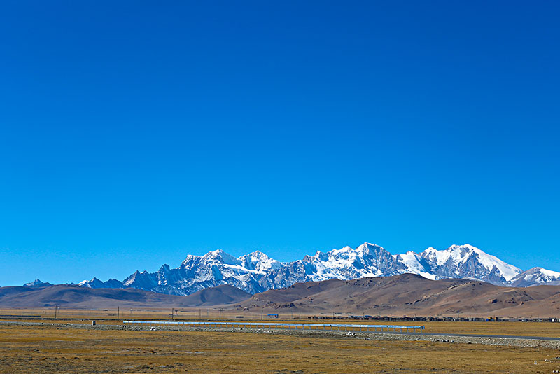 蓝天下的雪山