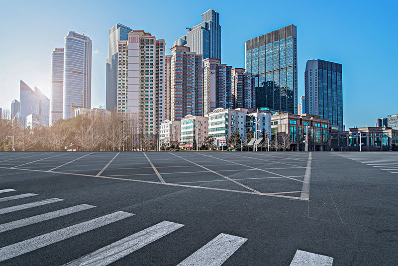 城市广场道路沥青路面和青岛地标建筑