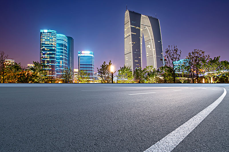 公路路面和城市建筑群