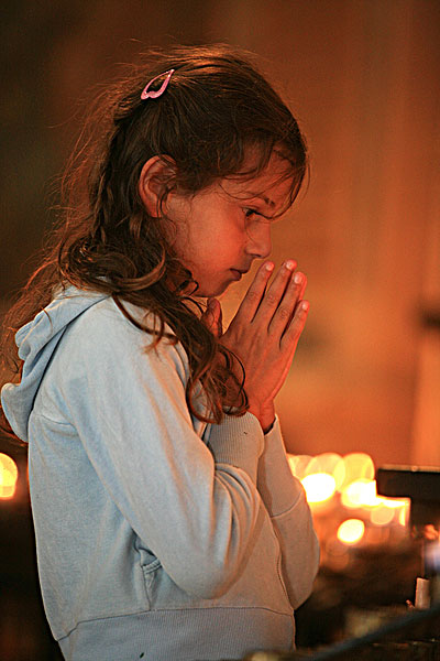 图片标题:法国,坎佩尔,基督教,女孩,祈祷