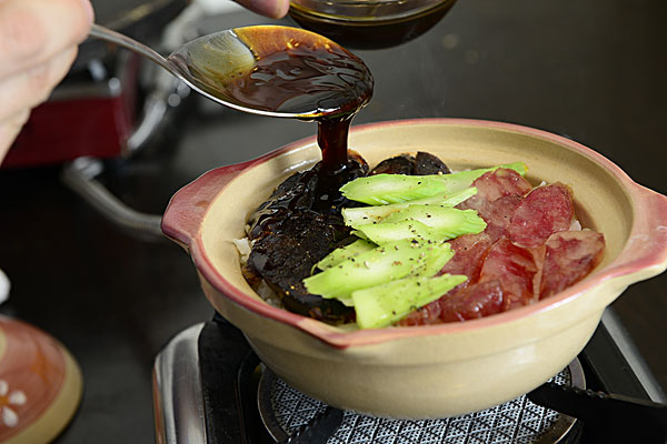 腊肠煲仔饭制作过程之一:加豉油